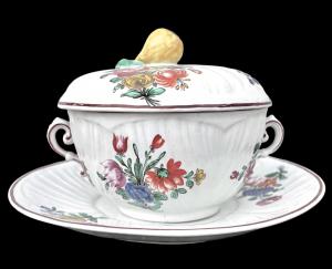 Taça de puerpera em porcelana decorada com rosa e ramos de flores. Manufatura de Doccia-Ginori.