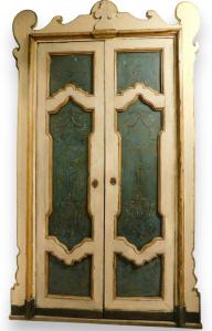 PTL469 - Porta lacada com moldura ondulada, início do século XVIII, medidas da abertura L 126 x A 252 cm
