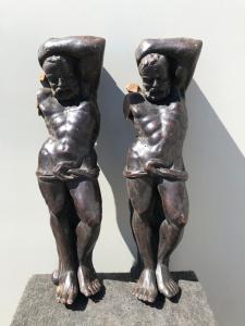 Paar Fries-Skulpturen aus Nussbaumholz mit männlichen Figuren.