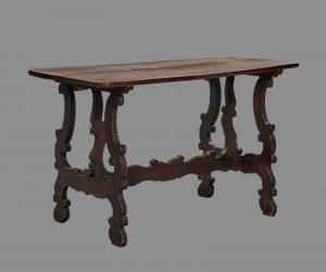 Mesa de nogueira com tampo retangular e pernas curvas e ornamentadas unidas por travessas entalhadas, século XVIII.