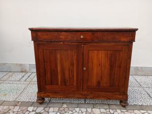 Flache Anrichte. 128 B x 38 T x 105 H
