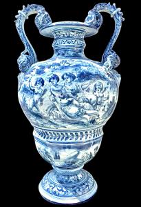 Grande vaso in maiolica  con manici serpentiformi e decoro a personaggi,putti e satiri su sfondo agreste stile Savona, manifattura Cantagalli Firenze.