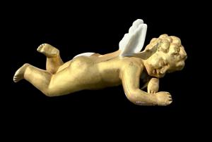 Anjo-querubim em porcelana dourada.