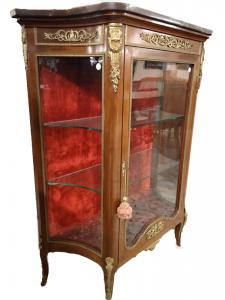 Vitrine francesa parisiense do século XIX em estilo de transição