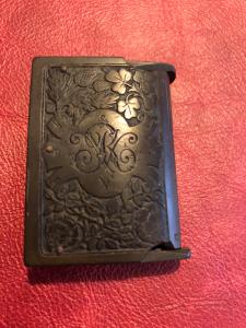 Scatolina portafiammiferi in bakelite a forma di libro con raffigurato profilo della Regina Vittoria.Inghilterra.