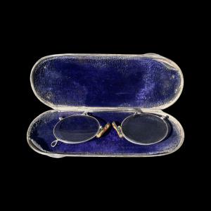 Silver glasses case with glasses. Birmingham hallmark 1920.