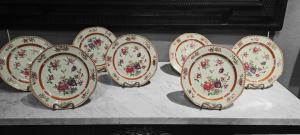 SET OF SEVEN FAMILLE ROSE PLATES - CHINA - QIANLONG (1736 - 1795)