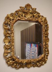 Antica stupenda specchiera francese del 1800 stile Luigi XIV in legno dorato foglia oro