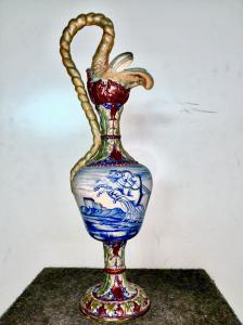 Vaso in maiolica a lustro con beccuccio a forma di testa di delfino rinascimentale rovesciato e manico intrecciato.Decoro istoriato.Manifattura cooperativa ceramisti di Gualdo Tadino.