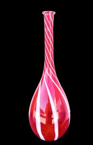Vaso in vetro soffiato rosso con spirali lattimo.Manifattura Nason,Murano.