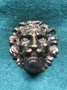 Campanello in bronzo raffigurante testa di leone.
