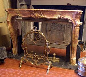 chm376 Santafiore marble fireplace, 18th century, dimensions 173 x 114 cm.