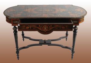 Mesa de sala de estar francesa do século XIX em ébano ricamente entalhada.