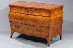 Nussbaum-furnierte Kommode aus Nussbaum und Nussbaumwurzelholz, Lombardei, Mitte des 18. Jahrhunderts
