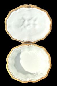 Scatola in porcellana con corpo lobato decorata con cherubini. Ginori-Capodimonte. - Foto 8