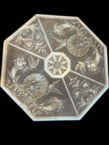 Piano in marmo finemente scolpito