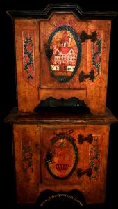 Rara e decorativa credenza dipinta con alzata del  700 in condizioni di pratica integrità.