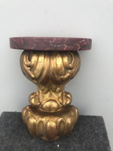 Mensola in legno dorato con motivi vegetali e geometrici.Piano marmorizzato ( aggiunto successivamente).