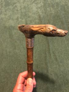 Bastone da cacciatore con impugnatura in corno con fischietto  e testa di cane.Data incisa.