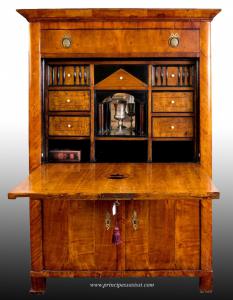 Wien, ca. 1815-1820. Seltener eingelegter Sekretär aus der frühen Biedermeier-Zeit in praktisch intaktem Zustand.
