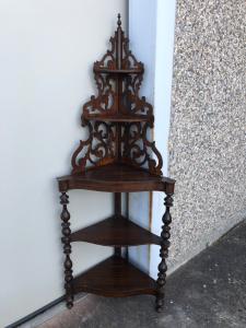 Eck-Etagere aus Mahagoniholz. Louis-Philippe-Zeit.