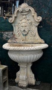 DARS694 - Fontana a parete in pietra composita, epoca ’900, misure cm L 106 x H 185 x P 56