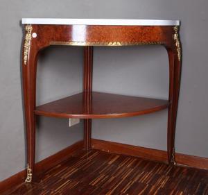 Antike französische Eckvitrine aus dem 19. Jahrhundert im Stil Louis XV