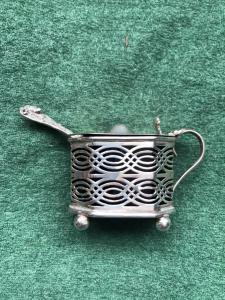 Octagonal pierced silver sauce boat. Birmingham 1922. England.