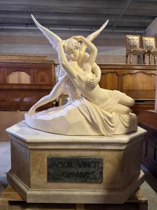 Skulptur aus Carrara-Marmor, die Amor und Psyche darstellt, 165x85x150H