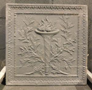 P244 - Cast iron fireback, dimensions cm L 48 x H 48