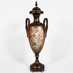 Vaso Francese nello stile di Sèvres, montatura in bronzo dorato. Dipinti firmati Poitevin. Fine XIX secolo