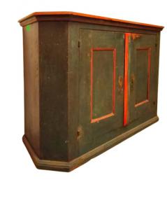 Credenza veneta scantonata e laccata