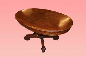 Tavolo ovale fisso stile Luigi Filippo da salotto del 1800 in legno di mogano e radica di olmo