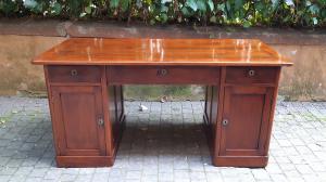 Antique Emilian desk in walnut and cherry wood