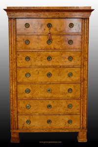 Vienna 1815 c.a  . Importante settimanale integro in radica d'acero a "occhio d'uccello". Alta ebanisteria viennese dell'impero in transizione con il primo biedermeier. 