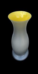 Vaso a’tromba’in vetro inciso incamiciato grigio-giallo.Salviati,Murano.