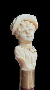 Bastone con pomolo in avorio raffigurante busto femminile.