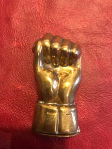 Scatolina portafiammiferi in ottone a forma di mano con sigillo.