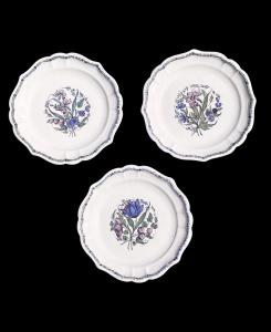 Tre piatti in maiolica con tesa lobata e motivo floreale nel cavetto detto a ‘fiori recisi’.Manifattura Antonibon,Nove di Bassano.