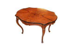 Nussbaum-Wohnzimmertisch im Biedermeier-Stil aus Nordeuropa, 19. Jahrhundert
