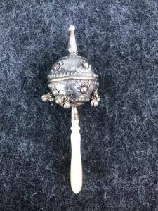 Babyspielzeugrassel aus Silber. Europa