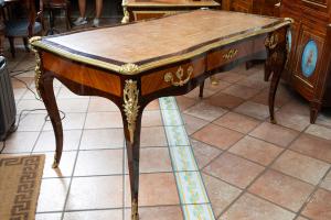 Escrivaninha/Bureu Plat antiga francesa Napoleão III em madeira exótica preciosa com incrustações de bronze dourado. França, século XIX. - Foto 6