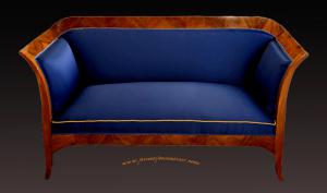 Wien 1825-30 ca. Seltenes und elegantes Sofa aus der frühen Wiener Biedermeierzeit. In praktisch unversehrtem Holz.
