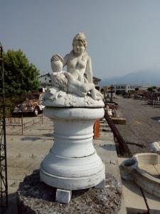 Weißer Marmor Skulptur „Badende Venus“