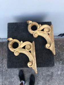 Coppia di Appliques -eventuali sostegni per mensole in legno intagliato e foglia oro.