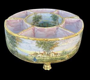 Par de centros de mesa semicirculares com patas de leão e decoração de paisagens e figuras no estilo 'Castelli'. Manufatura Minghetti, Bolonha.