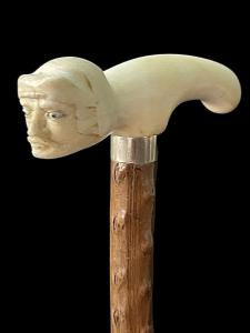 Elfenbeinstock mit T-Griff und Kriegerkopf mit Helm. Stock aus Rosenholz.