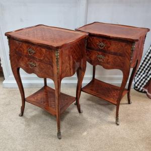 Coppia di comodini / tavolini in Bois de Rose a marquetterie Napoleone III