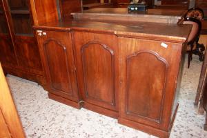 Victorian English side cabinet made of mahogany from the 1800s.