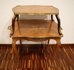 Französischer Beistelltisch aus dem 19. Jahrhundert im Louis-XV-Stil mit zwei Ebenen, intarsiert mit Bronzen